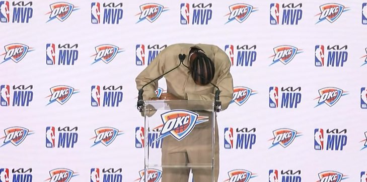 亚历山大赢得了常规赛MVP！感谢我妻子失去控制和哭泣：对不起 我太夸张了
